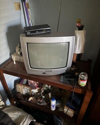 Tv perfettamente e decoder funzionante 50 trattabi
