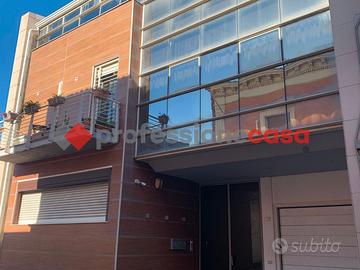 3 vani con terrazzo e posto auto-V.le Vitt. Veneto