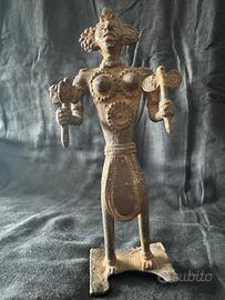 Antica Scultura Tribale Indù in Bronzo