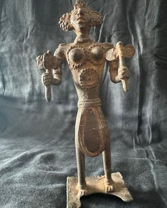 Antica Scultura Tribale Indù in Bronzo