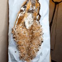 Tesoro – Scultura da Parete in Cemento Bianco, Oro