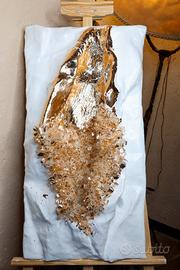 Tesoro – Scultura da Parete in Cemento Bianco, Oro