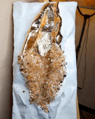 Tesoro – Scultura da Parete in Cemento Bianco, Oro
