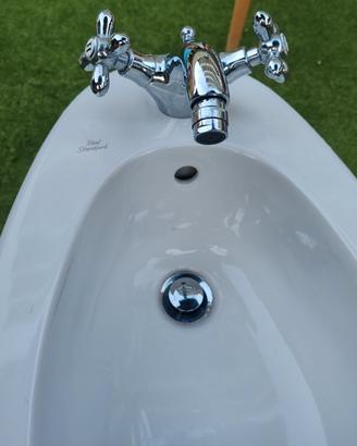bidet con rubinetto e tappo