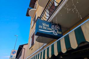 Bar wind on the rose