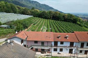 VILLA A SCHIERA A ENVIE
