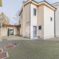 VILLA A SCHIERA A NEPI