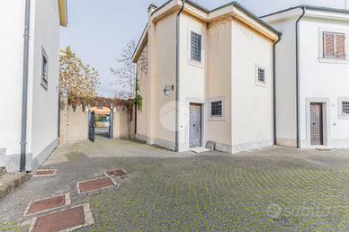 VILLA A SCHIERA A NEPI