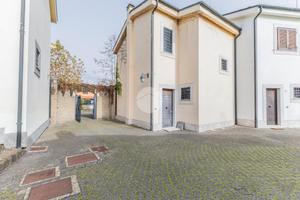 VILLA A SCHIERA A NEPI