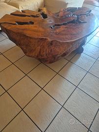 tavolo ricavato da una radice 