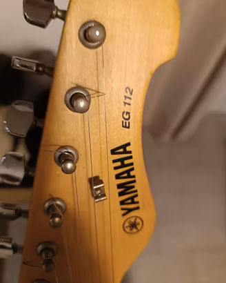 Chitarra Elettrica Yamaha EG 112 - Nera e Bianca