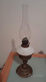 Lampada antica a olio o petrolio in ghisa