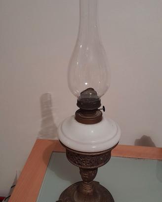 Lampada antica a olio o petrolio in ghisa