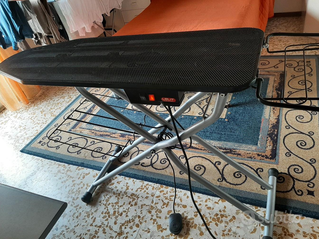 KADAX Asse da Stiro a Vapore Pieghevole con Altezza Regolabile, Supporto per Ferro con Caldaia, Presa Elettrica e Stiramaniche (Blu scuro, 130 x 48 cm
