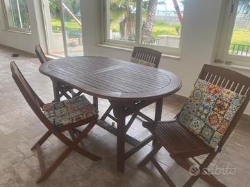 Tavolo con le sedie giardino