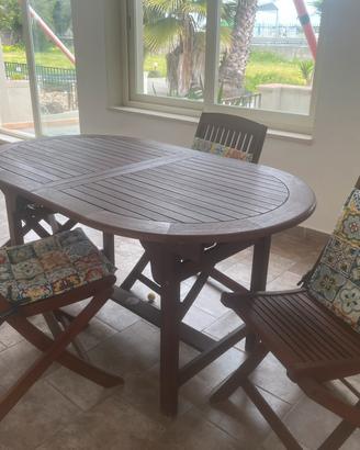 Tavolo con le sedie giardino