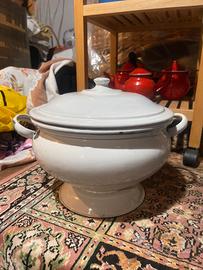 Vecchia zuppiera smaltata bianca