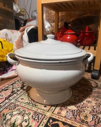 Vecchia zuppiera smaltata bianca