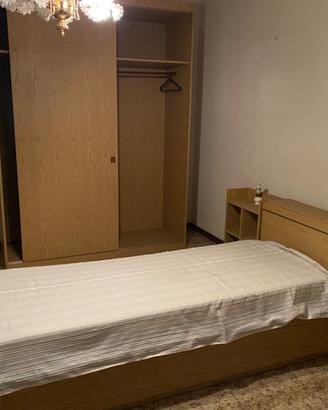 Camera con letto  rete e materasso (e comodini)