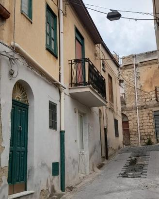 Casa singola su due piani con n4 camere mq120