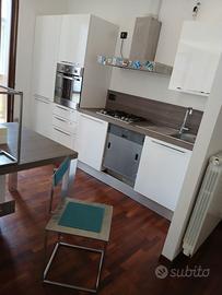 Cucina con tavolo penisola piu sedie più poltronc