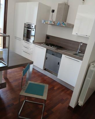 Cucina con tavolo penisola piu sedie più poltronc