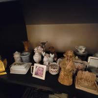 Statuette piattini tazzine cimeli bicchieri 