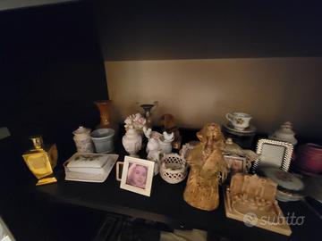 Statuette piattini tazzine cimeli bicchieri 