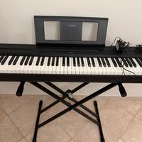 Pianoforte Yamaha P-45 nuovo con leggio e base