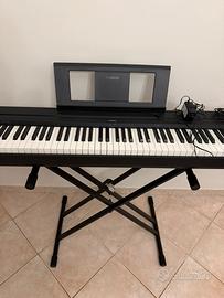 Pianoforte Yamaha P-45 nuovo con leggio e base