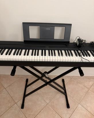 Pianoforte Yamaha P-45 nuovo con leggio e base