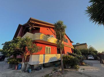 CASA SEMINDIPENDENTE A GIUGLIANO IN CAMPANIA