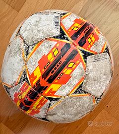 Pallone da calcio usato abbastanza usurato