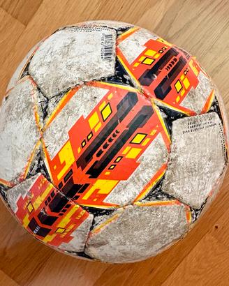 Pallone da calcio usato abbastanza usurato