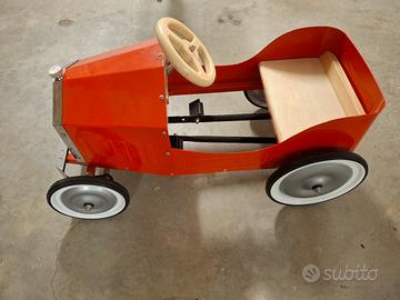 Macchina vintage a pedali