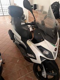 Aprilia SR Max 300