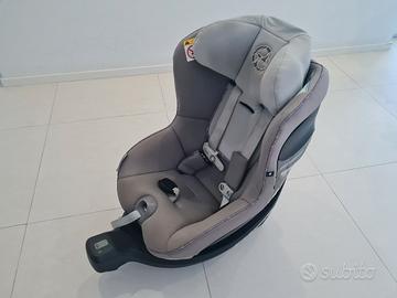 Seggiolino auto grigio