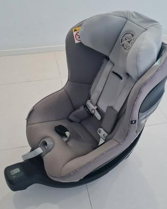 Seggiolino auto grigio