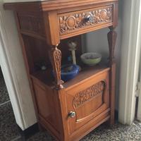 Comodino antico con ripiano in marmo bianco