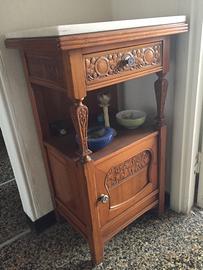 Comodino antico con ripiano in marmo bianco