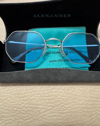 Occhiali da sole con lenti azzurre, Alexander