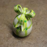 Uovo di Pasqua con fiocco decorativo in ceramica o