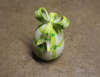 Uovo di Pasqua con fiocco decorativo in ceramica o
