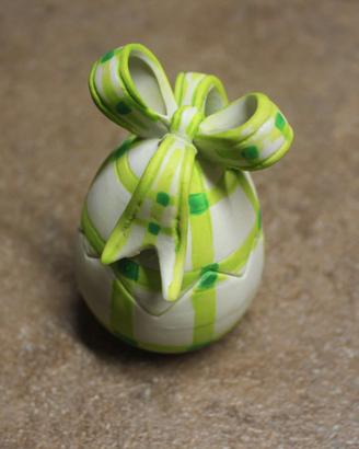 Uovo di Pasqua con fiocco decorativo in ceramica o