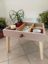 Tavolino recuperato e dipinto a mano – pezzo unico