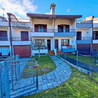 VILLA A SCHIERA TRICAMERE: accogliente, spazios...