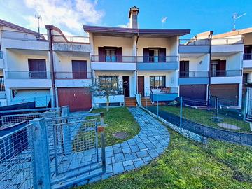 VILLA A SCHIERA TRICAMERE: accogliente, spazios...