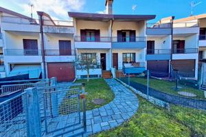 VILLA A SCHIERA TRICAMERE: accogliente, spazios...