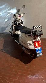 Vespa GTS 300 bianca