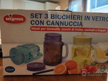 Bicchieri in vetro con cannucce